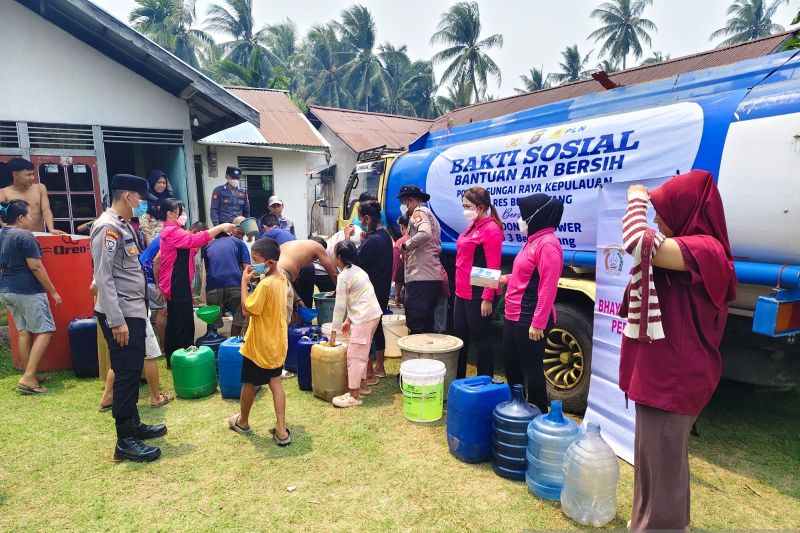 Kepolisian-PLN salurkan 8.000 liter air bersih dampak kekeringan