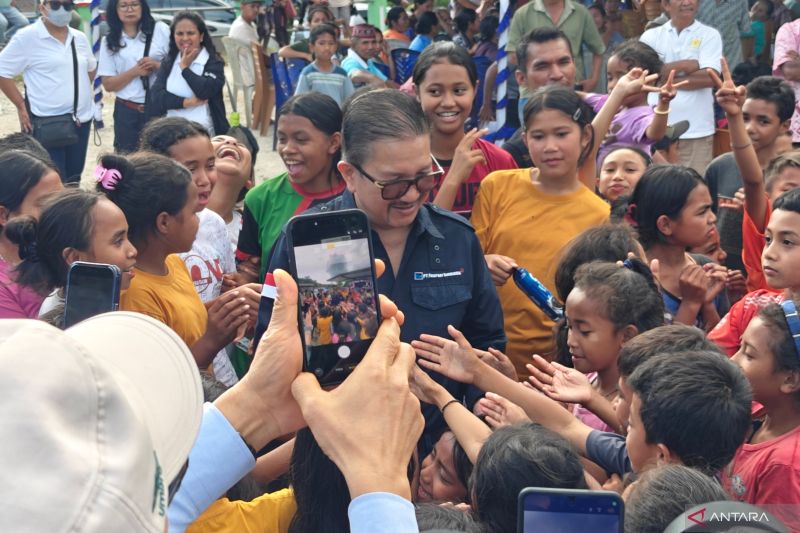 Tony Wenas tersentuh saat berada di tengah korban gempa NTT
