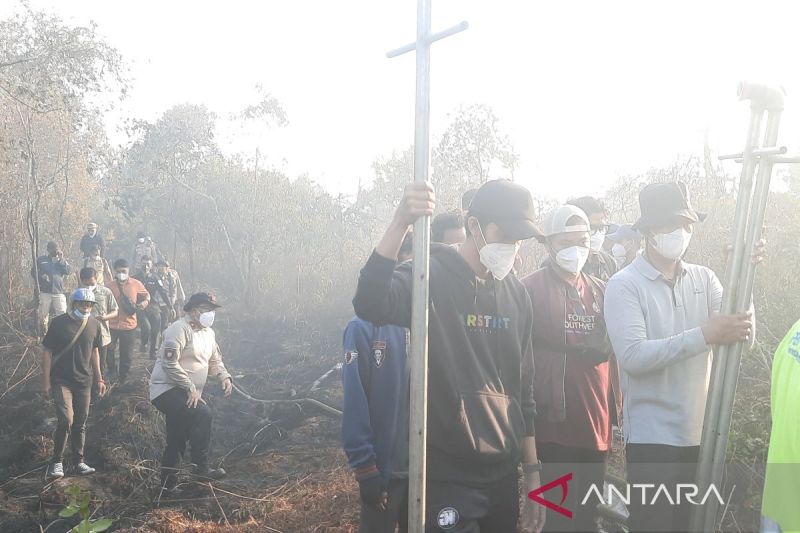 Kapolda Kalsel bersama elemen mahasiswa kompak padamkan karhutla