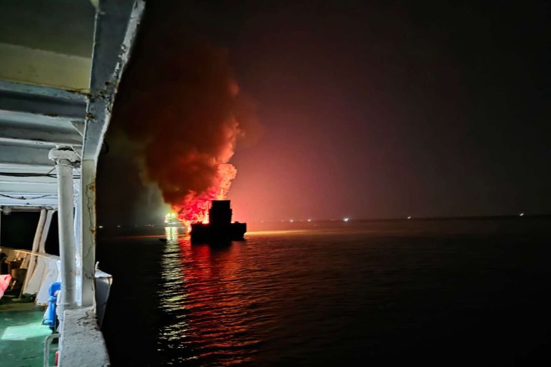 Basarnas Kendari evakuasi 13 korban kapal terbakar di perairan Kabaena