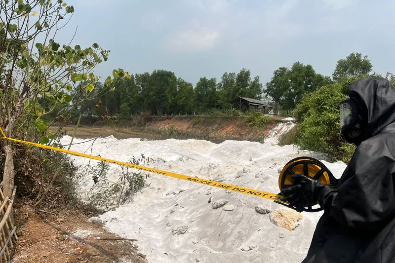 Unit KBR Brimob uji sampel dugaan limbah B3 di Cikande Serang