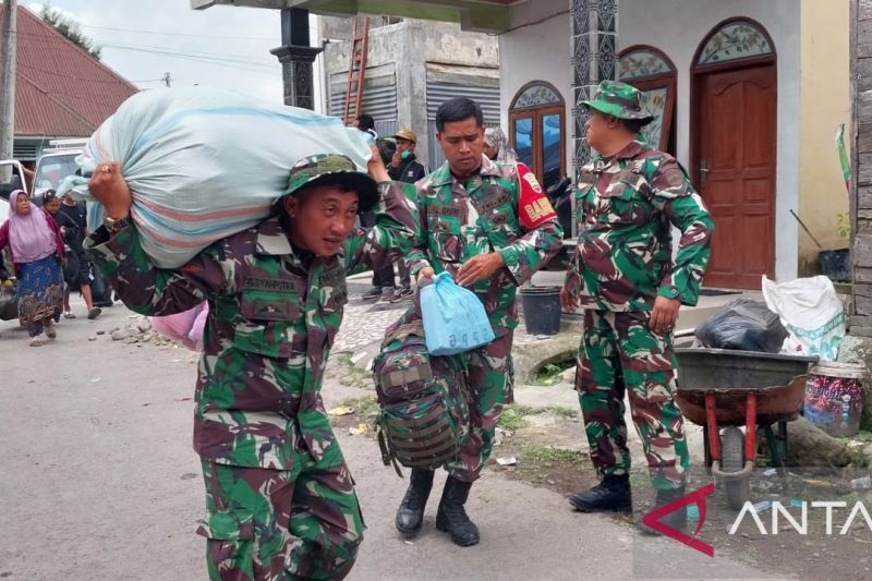 TNI kerahkan prajurit untuk evakuasi warga di sekitar Gunung Sinabung
