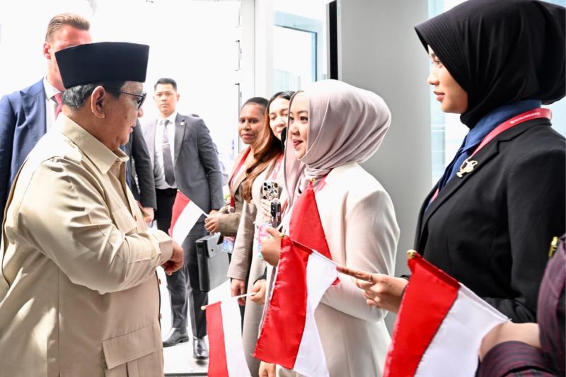 Presiden Prabowo disambut mahasiswa Indonesia di Vladivostok