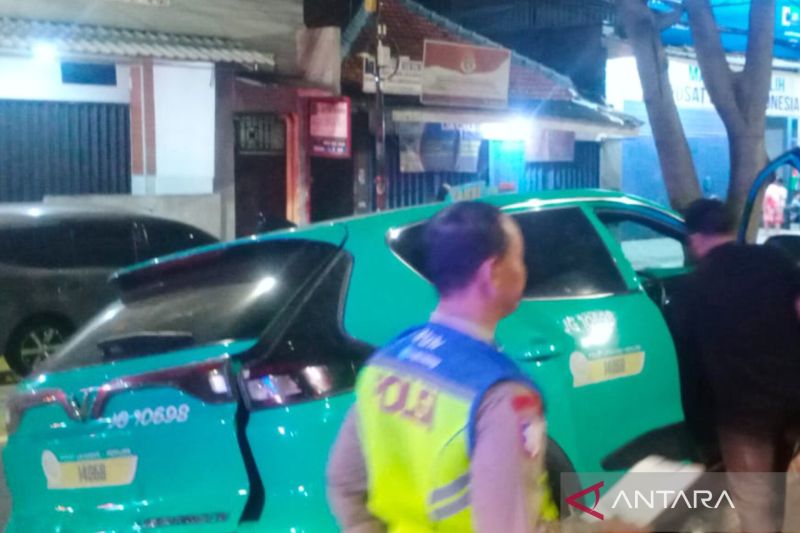 Hilang kendali, taksi listrik tabrak tiang dan pohon di Kemayoran