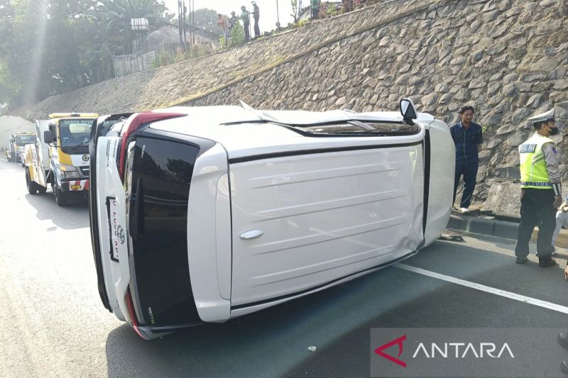 Dua mobil kecelakaan di Tol JORR Jatiwarna, dua orang alami luka