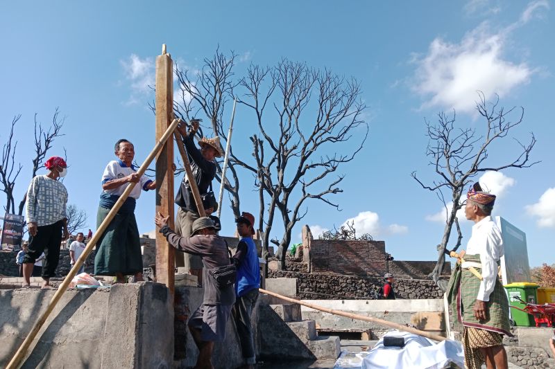 Rumah Kampung Adat Sade Lombok Tengah mulai dibangun pasca-kebakaran