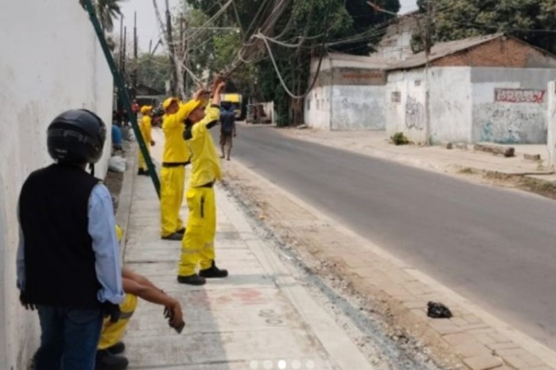 Bina Marga Jakbar tangani tiang utilitas yang miring di Kalideres