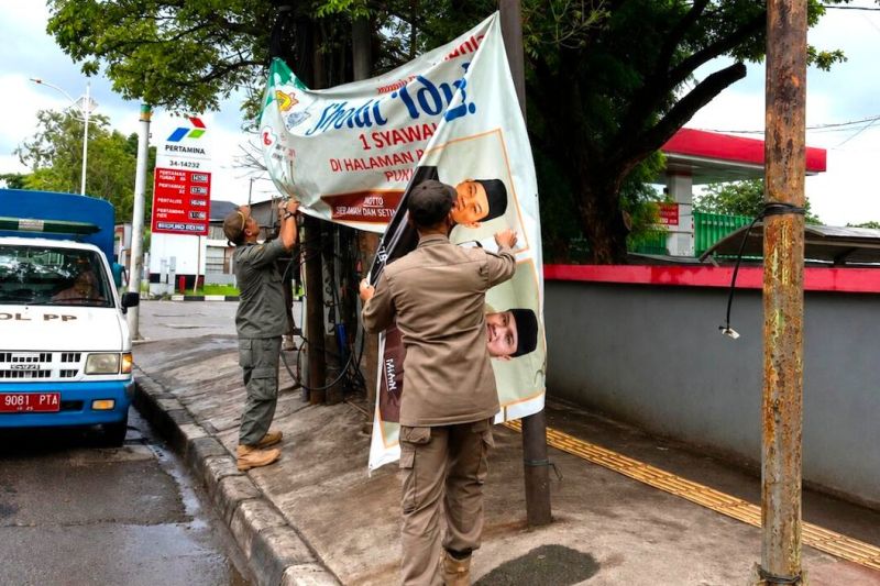 Satpol PP tertibkan seratusan alat peraga yang langgar aturan di Jakut