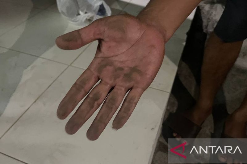 Erupsi Anak Krakatau tebar abu di Banten, warga keluhkan mata perih