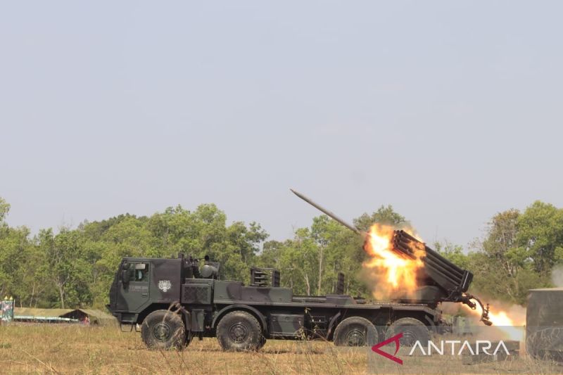 Marinir TNI AL tampilkan peluncur roket MLRS Vampire pada ajang SGS