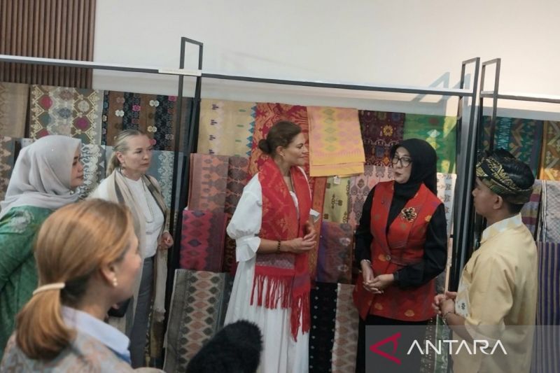 Putri Mahkota Swedia tinjau dan belanja kerajinan khas NTB