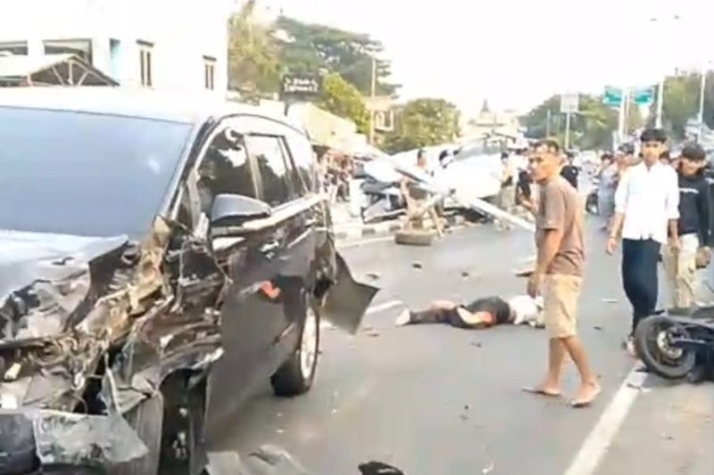 Pasutri dan balita tewas dalam kecelakaan beruntun di Kembangan Jakbar