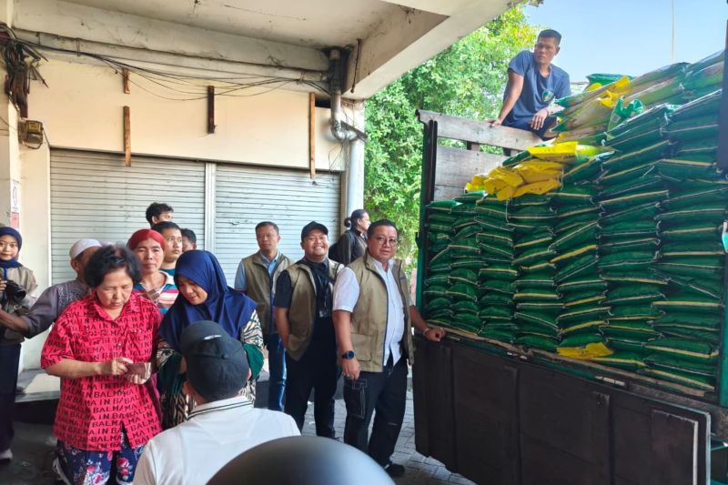 Bulog Surabaya perkuat penyaluran komoditas pangan