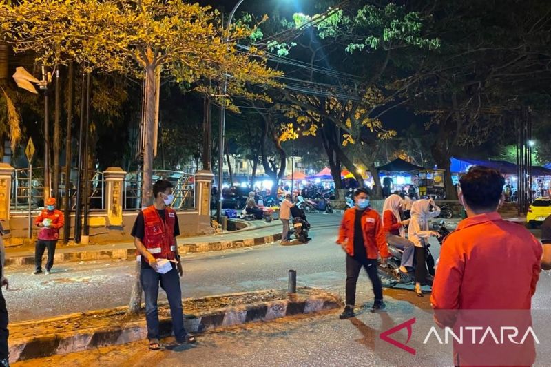 PMI Lamsel bagikan masker kepada warga dampak hujan abu vulkanik GAK