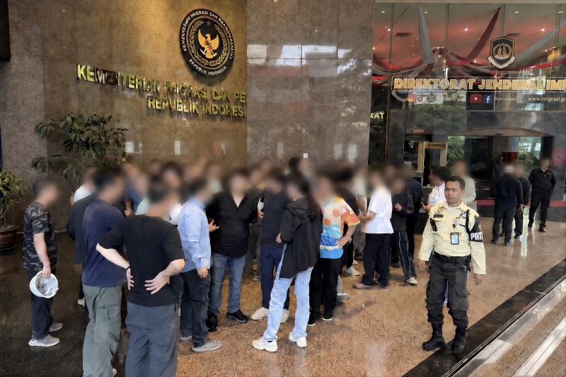 Imigrasi lakukan detensi dan tahan paspor 55 WNA China terjaring operasi