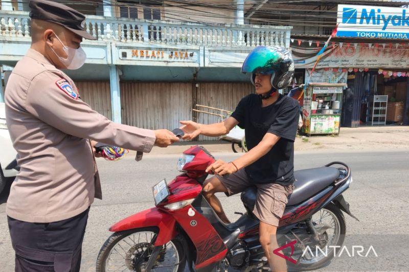 Polisi Bogor bagikan masker antisipasi abu vulkanik Anak Krakatau