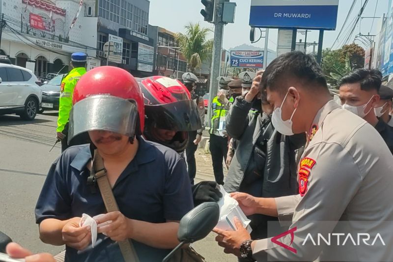 Polres Cianjur bagikan 2.000 masker antisipasi abu vulkanik Anak Krakatau