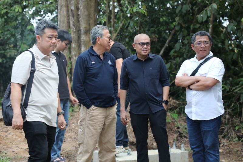 Semen Baturaja pasok material pembangunan pagar konservasi gajah Way Kambas sepanjang 138 Km