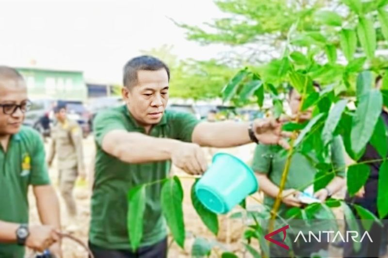 Tradisi karangan bunga Hari Jadi Karawang diganti jadi bibit pohon