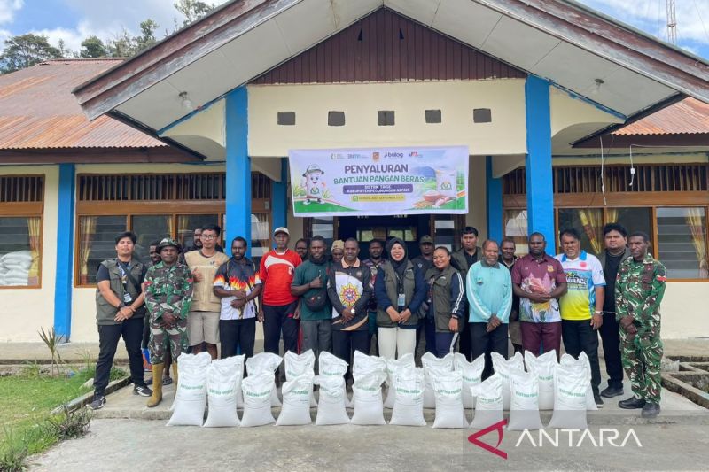 Bulog salurkan 259,02 ton beras bantuan pangan untuk 8.634 penerima di Pegaf