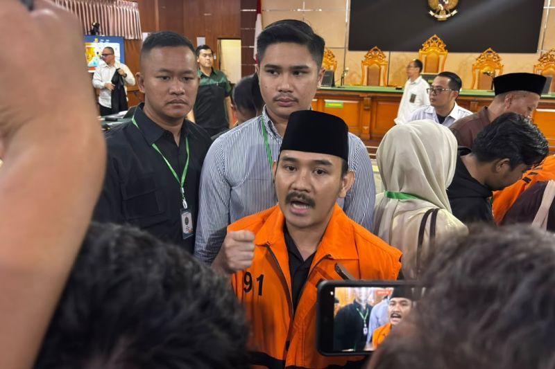 Bupati Bekasi Nonaktif Ade Kunang divonis 6 tahun penjara dan Hak politik dicabut 10 tahun