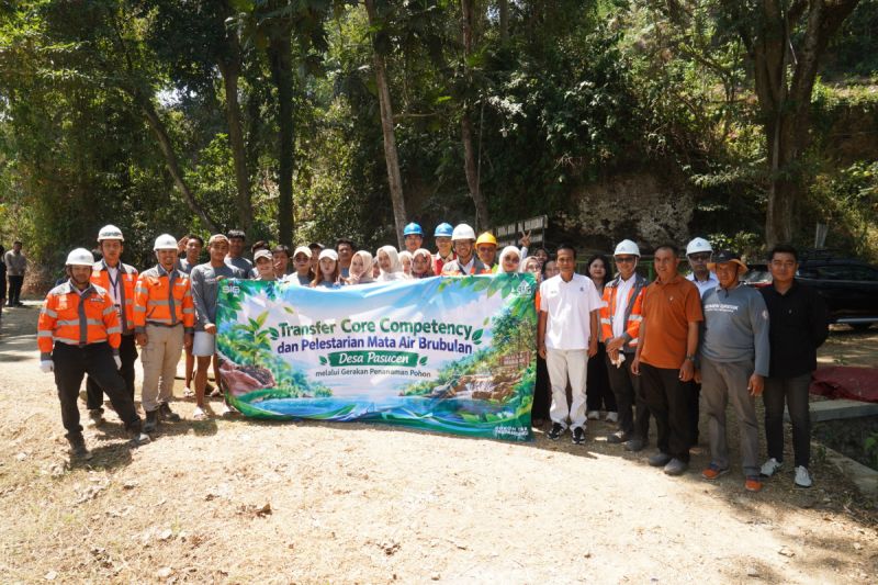 Semen Gresik kolaborasi bersama puluhan warga Desa Pasucen bersihkan aliran mata air Brubulan