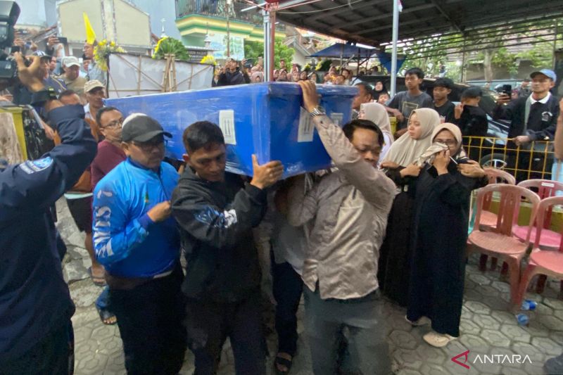 Evakuasi jenazah korban KM Virgo Transport 8
