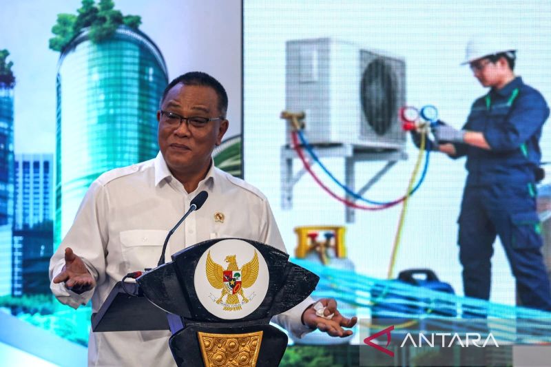 Menteri Lingkungan Hidup/Kepala Badan Pengendalian Lingkungan Hidup Mohammad Jumhur Hidayat memberikan sambutan saat puncak peringatan Hari Ozon Sedunia di Balai Besar Pelatihan Vokasi dan Produktivitas (BBPVP) Kota Bekasi, Jawa Barat, Rabu (16/9/2026).ANTARA/Pradita Kurniawan Syah.