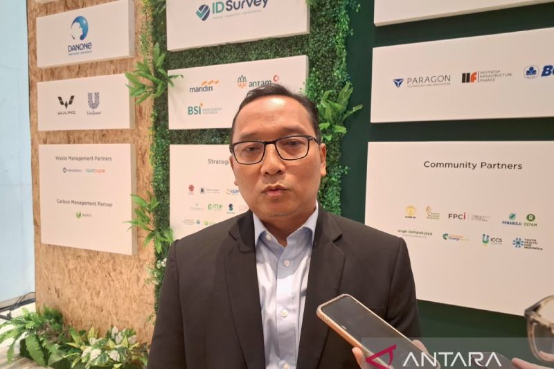 Direktur Pengembangan PT Bursa Efek Indonesia (BEI), Iding Pardi diwawancarai cegat seusai acara "Katadata Sustainability Action for The Future Economy (SAFE) 2026" di Jakarta, Rabu (16/9/2026). (ANTARA/ Muhammad Heriyanto)