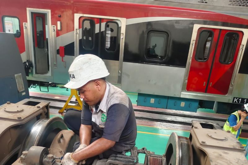 PT Kereta Api Indonesia (Persero) bersama PT Industri Kereta Api (Persero) atau INKA terus melakukan perawatan terhadap 7 trainset KRL iE305/CLI 225 untuk memastikan kesiapan sarana dalam mendukung operasional Commuter Line Jabodetabek