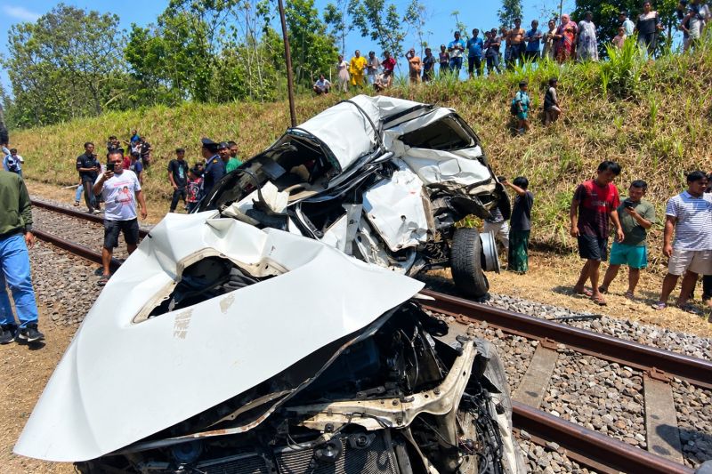 Perjalanan KA Ijen Ekspres terlambat akibat tertemper mobil di Jember