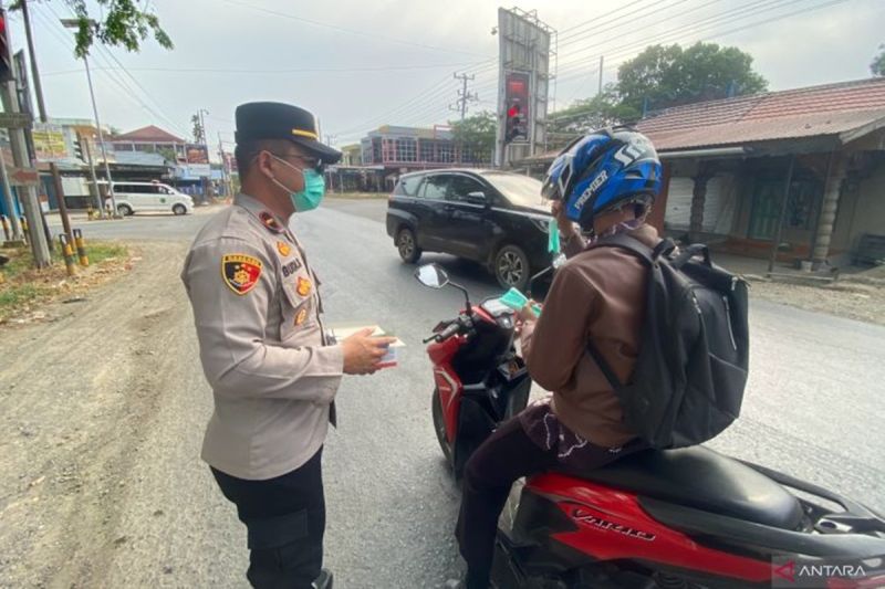Dinkes Tapin dan Polisi bagikan ribuan masker cegah ISPA