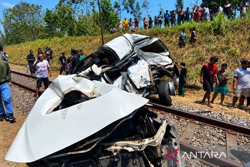 Perjalanan KA Ijen Ekspres terlambat akibat tertemper mobil di Jember