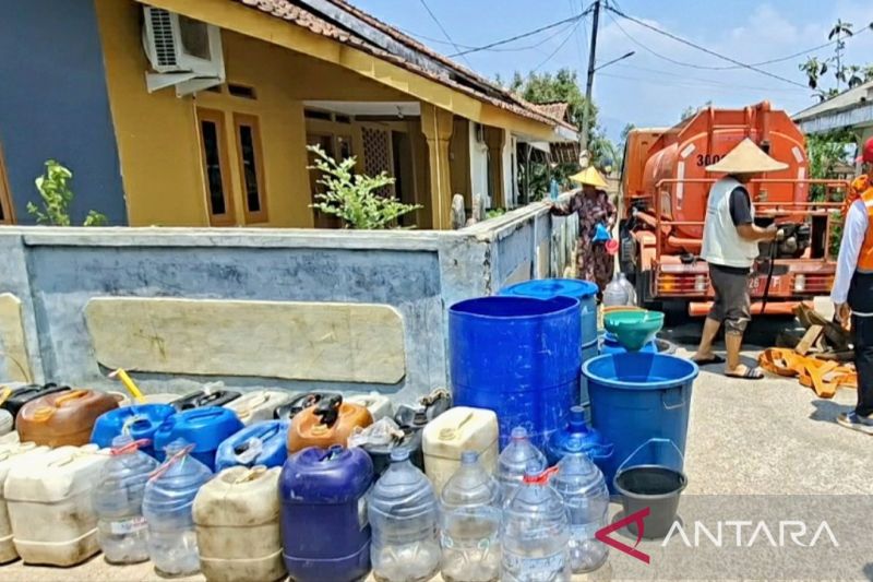 1,59 juta liter air bersih dikirim ke daerah kekeringan di wilayah Karawang