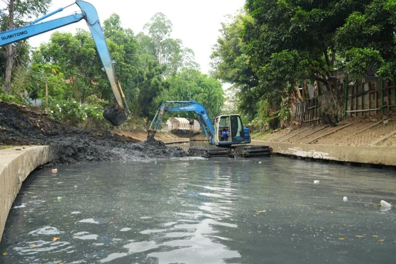 Sudin SDA Jakbar keruk 45 ribu meter kubik sedimen Kali Grogol