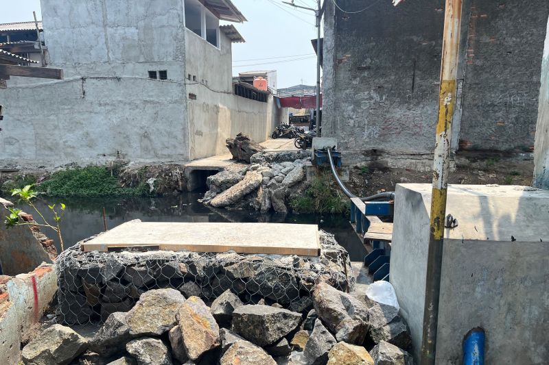 Masuk tiga pekan, jembatan penyeberangan Tegal Alur belum rampung