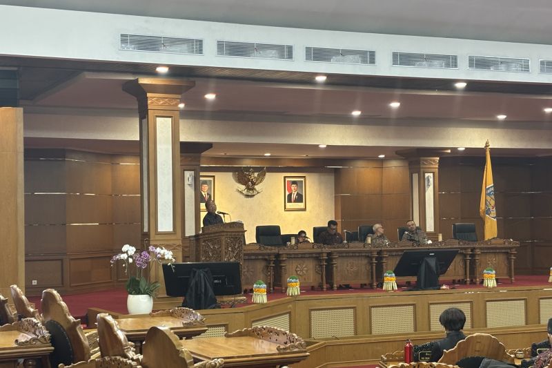 Koster paparkan rencana kereta hingga perubahan trase tol di DPRD