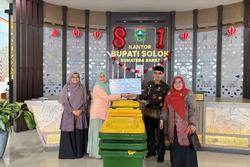 Dukung Kebersihan Fasilitas Publik, BPJS Kesehatan Cabang Solok Salurkan Bantuan Tong Sampah Kepada Pemkab Solok