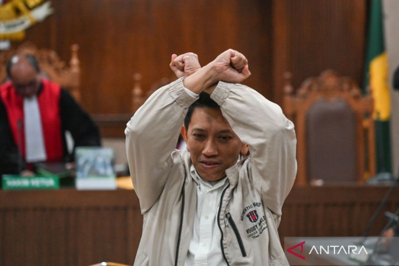 Hukum kemarin, Bupati Bolmut ditangkap hingga Bechi bebas bersyarat