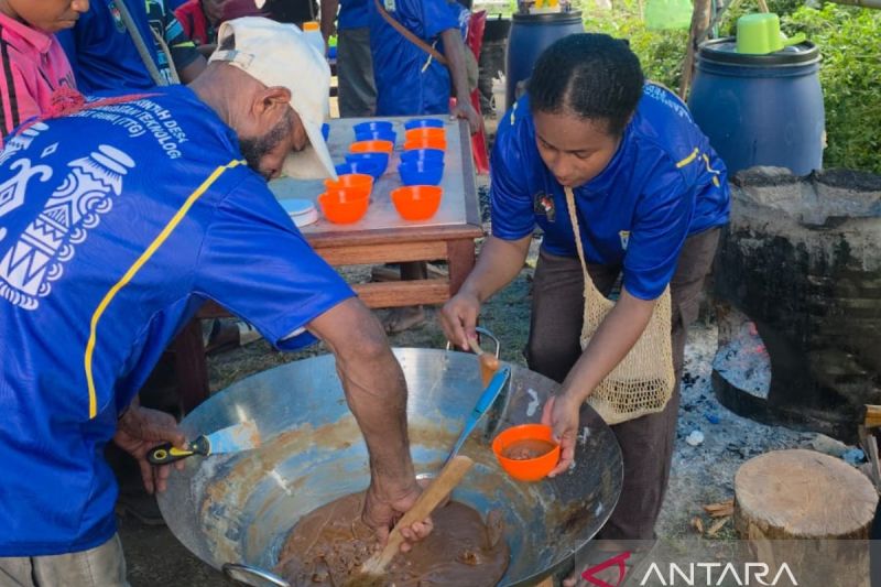 DPMK Papua Barat latih warga Kampung Uriemi olah nipah jadi gula merah