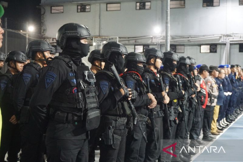 Petugas gabungan sita 15 benda tajam saat razia Lapas Cikarang