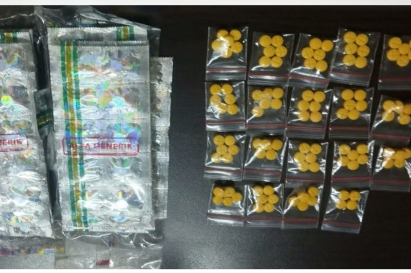 Polres Jakbar ungkap peredaran ratusan obat keras ilegal di Tamansari