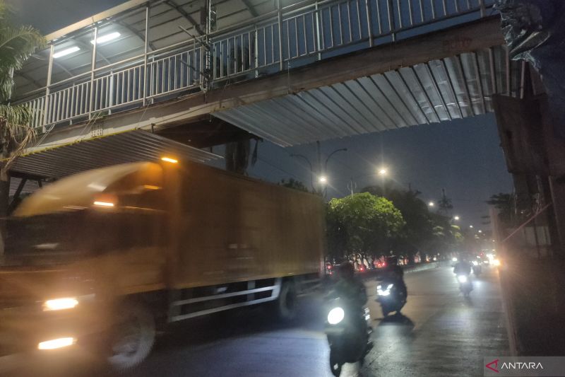 Truk ODOL tabrak pelat konstruksi JPO Jembatan Gantung Daan Mogot