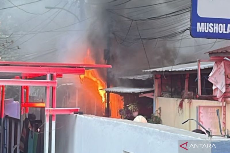 Gulkarmat Jaktim berupaya padamkan kebakaran rumah di Ciracas