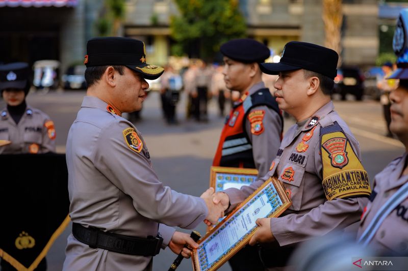 Kapolda Metro Jaya beri apresiasi tiga anggota berdedikasi bantu warga