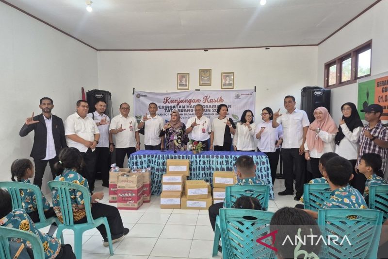 BPN Papua Barat salurkan paket makanan untuk SLB di Manokwari