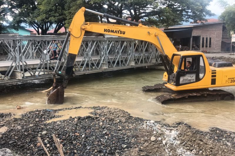 kementerian-pu-bersihkan-material-kayu-banjir-di-aceh-tenggara