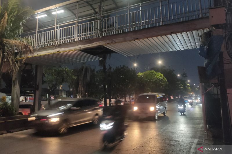Pelat konstruksi JPO Jembatan Gantung ditambal setelah dihantam truk