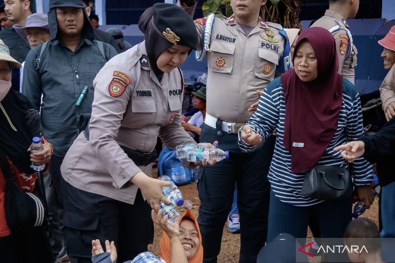 Polda Metro Jaya bagikan air dan makanan untuk peserta aksi di Jakarta