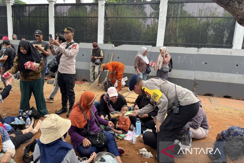Polisi hadirkan pelayanan humanis saat aksi Hari Tani di Gedung DPR
